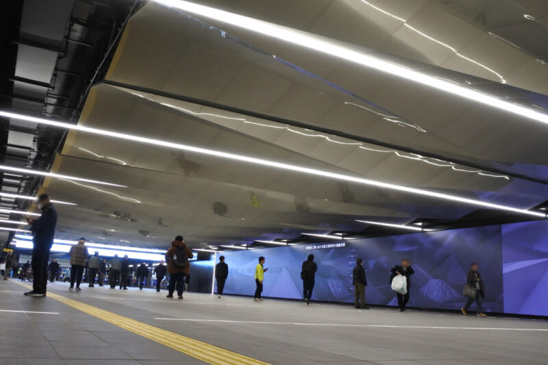 夢洲駅のコンコースの写真