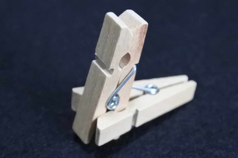 組み合わせた木製ピンチを立てた写真
