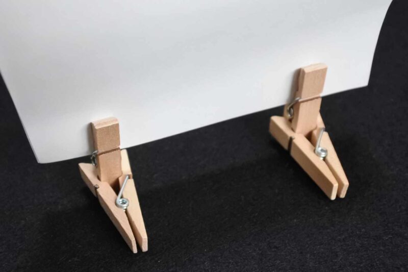 木製ピンチで作ったカード立ての写真