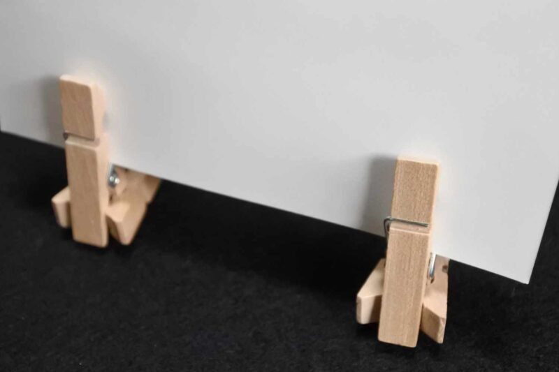 木製ピンチで作ったカード立ての写真