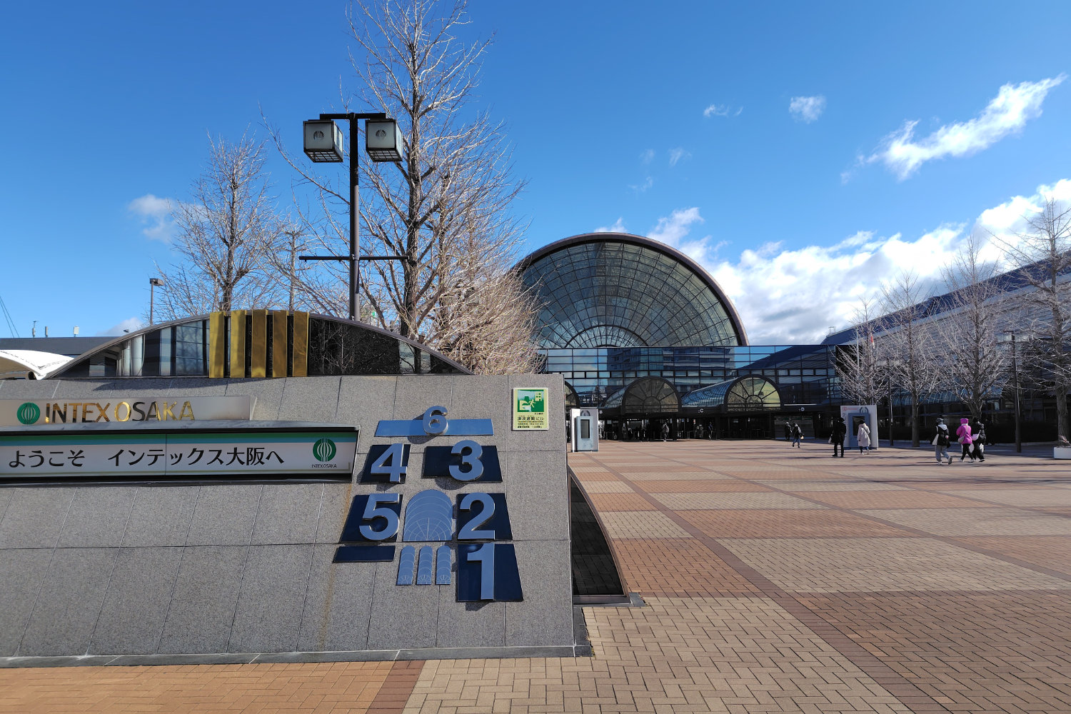 インテックス大阪正面ゲートと案内板の写真