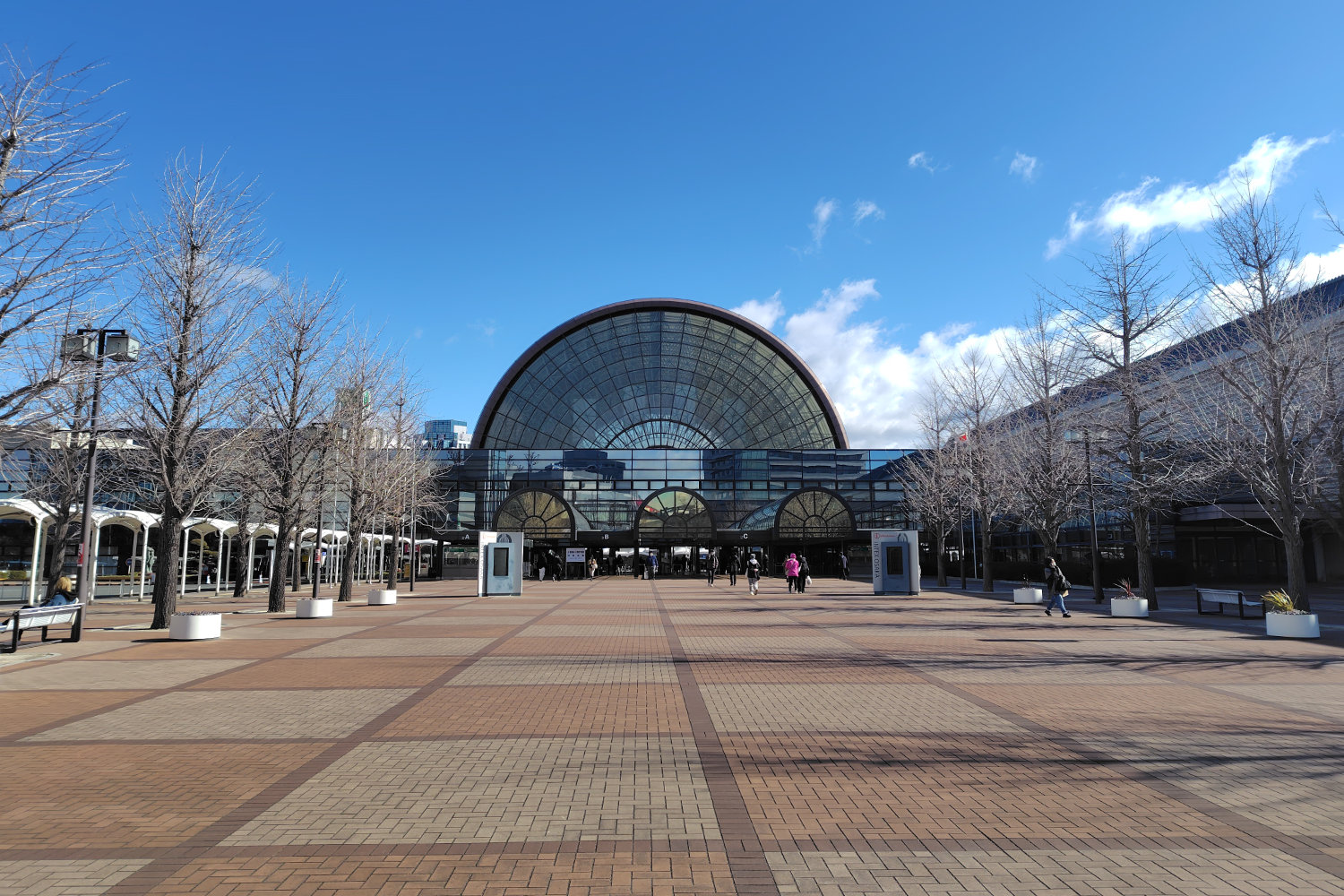 インテックス大阪正面ゲートの写真