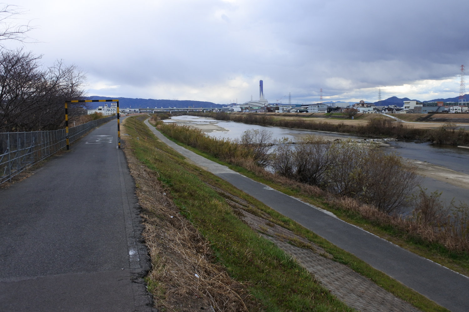 堤防上の道の景色