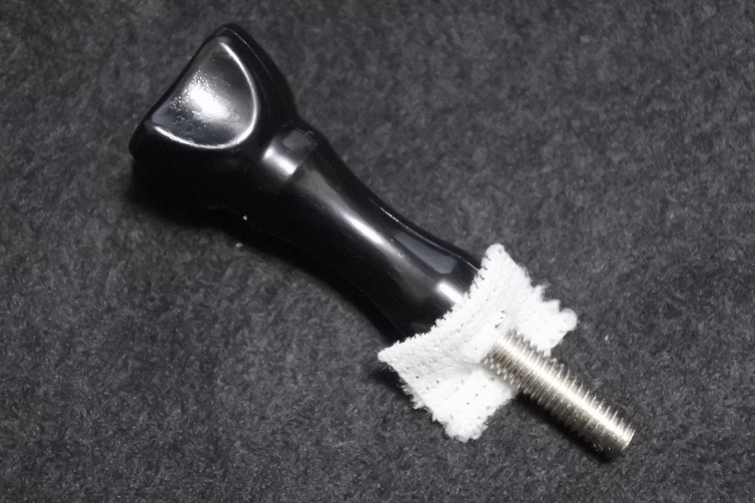 穴を開けたサポーター布にネジを通した写真